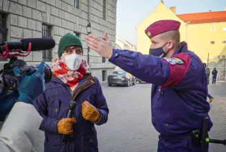 Jogellenesen akadályozta meg a rendőrség, hogy a Telex Orbánt kérdezhesse a Karmelitánál
