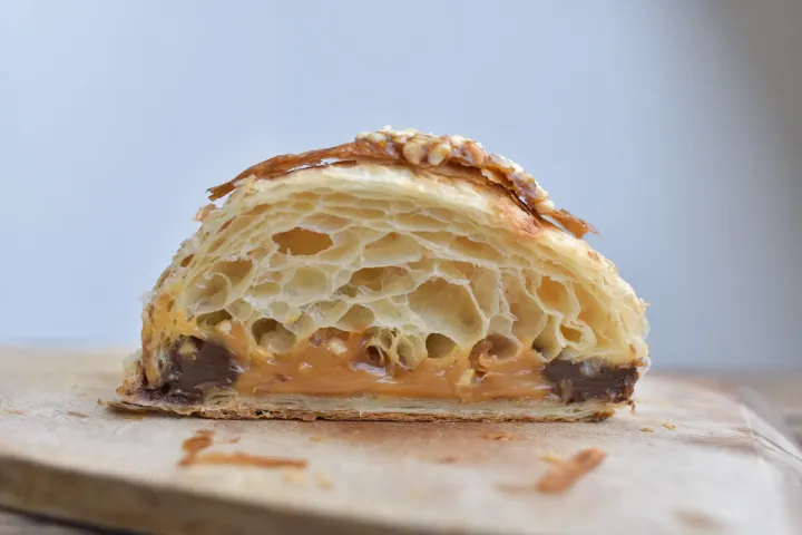 Csokis-karamelles-mogyorós croissant metszete a Vajban – Fotó: Ács Bori / Telex