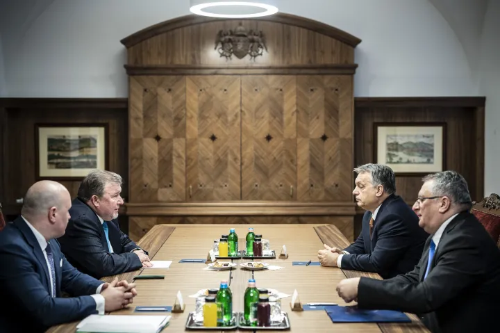 A Nemzetközi Beruházási Bank központjának Budapestre költözéséről tárgyal Orbán Viktor miniszterelnök és Nyikolaj Koszov, az NBB elnöke a Karmelita kolostorban, 2019. január 28-án – Fotó: Miniszterelnöki Sajtóiroda / Szecsődi Balázs / MTI