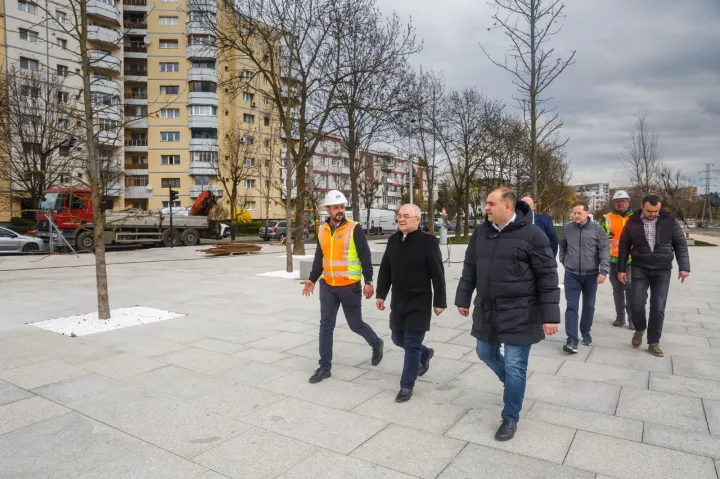 Facsemetékkel pózolt Kolozsvár polgármestere a túlbetonozott Szamos-parton