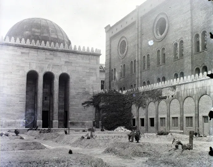 Sírok a Dohány utcai Zsinagóga udvarán 1945-ben – Fotó: Fortepan