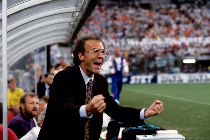 Franz Beckenbauer csapatának második gólját ünnepli a 1990-es olasz világbajnokságon – Fotó: Peter Robinson / Getty Images