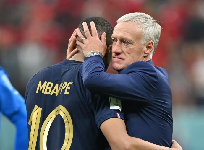 A francia Kylian Mbappe Didier Deschamps vezetőedzővel ünnepel, miután 2022. december 14-én a csapat megnyerte a 2022-es labdarúgó-világbajnokság katari Franciaország–Marokkó elődöntőjét – Fotó: Mustafa Yalcin / Getty Images