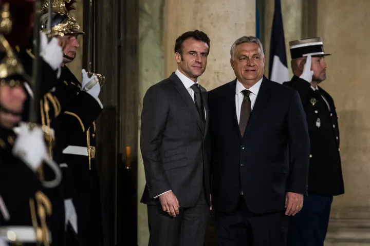 Emmanuel Macron fogadja Orbán Viktor magyar miniszterelnököt a párizsi Elysée-palotában, 2023. március 13-án – Fotó: Andrea Savorani Neri / NurPhoto / AFP