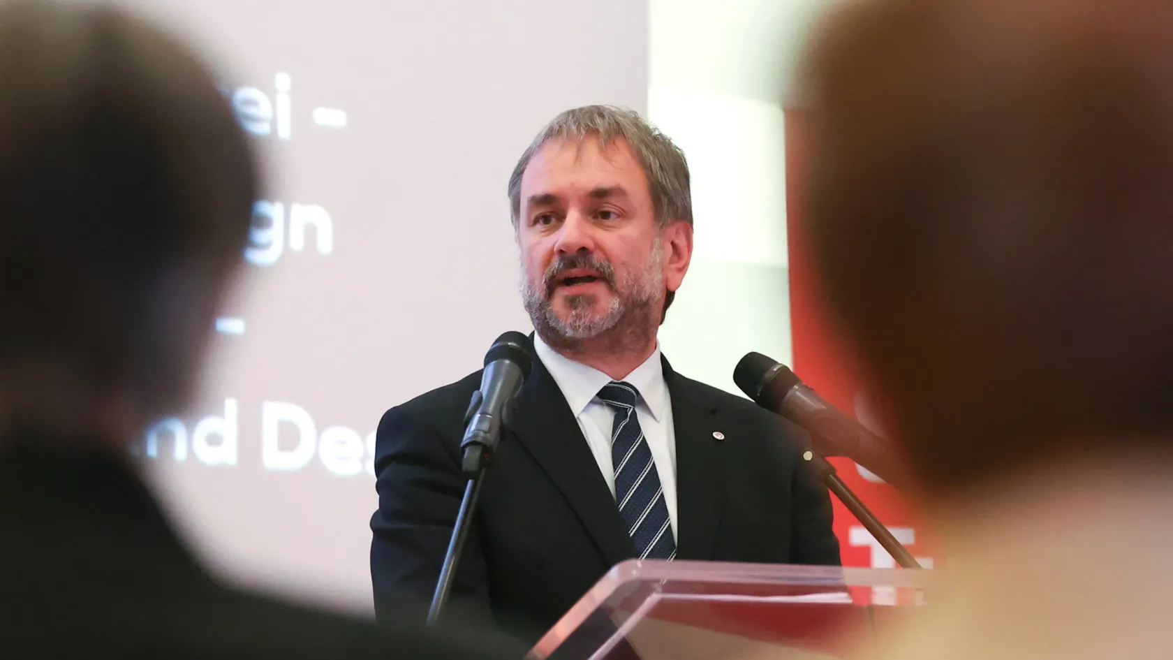 Felmentették a Szellemi Tulajdon Nemzeti Hivatalának vezetőjét