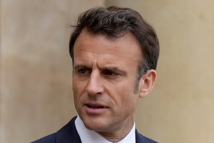 Emmanuel Macron aláírta a heves tüntetéseket kiváltó nyugdíjtörvényt