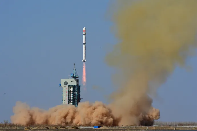 A Hosszú Menetelés 4B hordozórakéta, amely a Fengyun-3G időjárási műholdat szállítja, felszáll a Csiucsüan űrközpontközpontból 2023. április 16-án – Fotó: Cnsphoto / Reuters