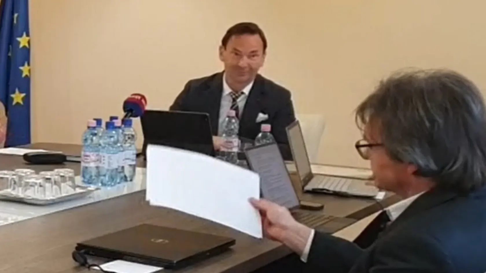 Egy képviselő szerint a lábbilincses polgármester miatt meghurcolják Gyömrőt, lemondásra szólította fel Gyenest