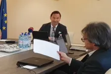 Egy képviselő szerint a lábbilincses polgármester miatt meghurcolják Gyömrőt, lemondásra szólította fel Gyenest