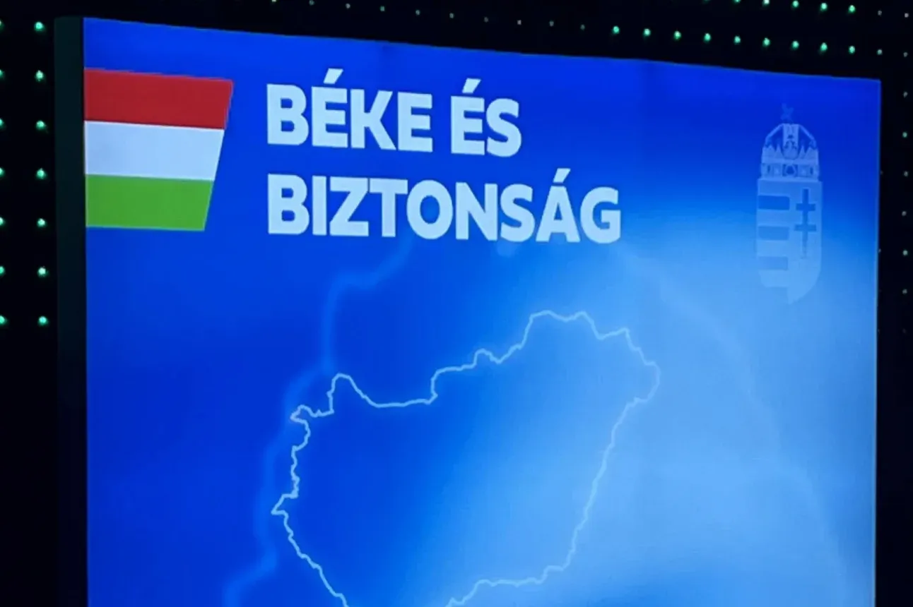 Egy darabka Magyarországhoz tartozó Ukrajnát ábrázoló térkép előtt beszélt a háború mielőbbi lezárásáról Szijjártó Péter