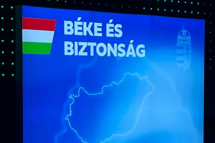 Egy darabka Magyarországhoz tartozó Ukrajnát ábrázoló térkép előtt beszélt a háború mielőbbi lezárásáról Szijjártó Péter