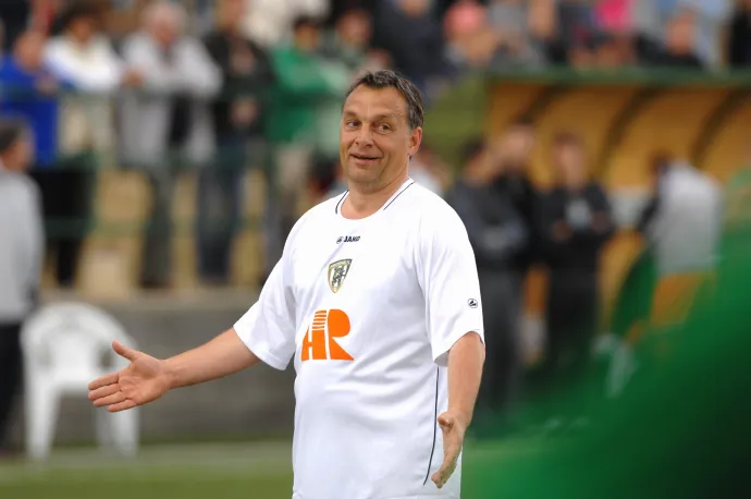 Orbán Viktor futballozik 2009. június 21-én a Mogyoród Futball Club új pályájának avatómérkőzése előtt – Fotó: Kollányi Péter / MTI