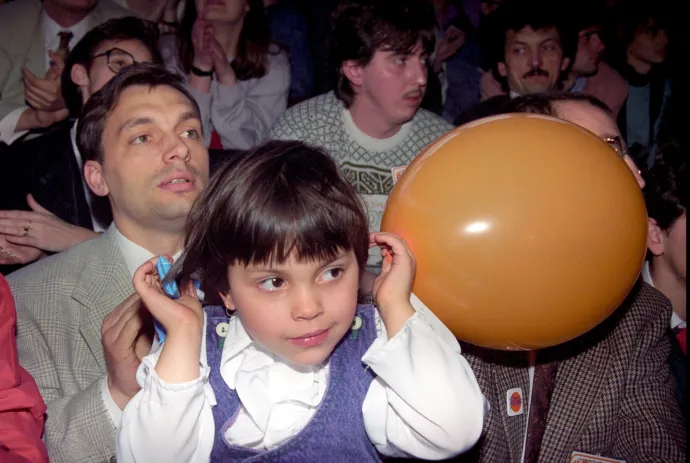 Orbán Viktor, a Fidesz parlamenti frakciójának vezetője 1994. március 6-án kislányával, Ráhellel a Fidesz országos kampánynyitó rendezvényén Székesfehérváron – Fotó: Illyés Tibor / MTI
