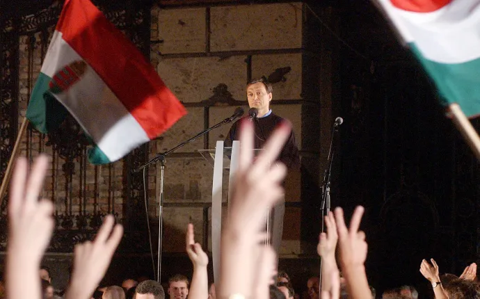 Orbán Viktor miniszterelnök beszédet mond a Fidesz Magyar Polgári Párt nagygyűlésén 2002. május 7-én a budai Várban – Fotó: Koszticsák Szilárd / MTI
