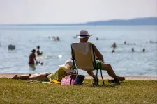 Fürdősapkát húzna a strandbelépő fejére az MSZP