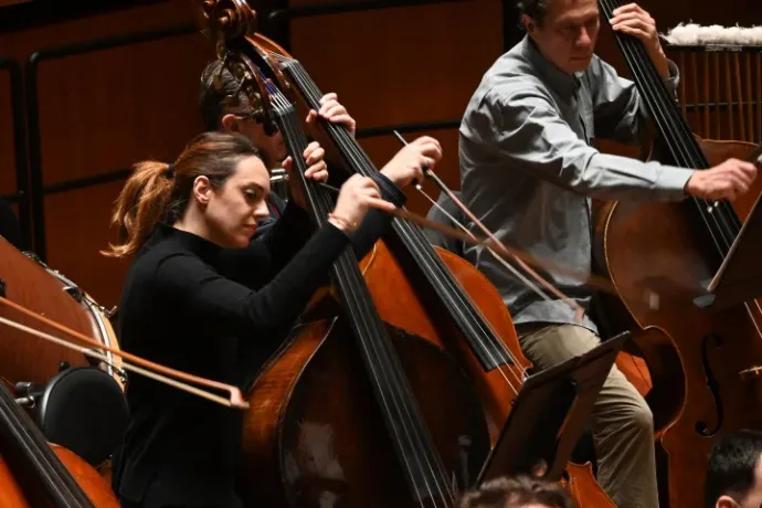 Uxia in the BFO double bass section during the Strauss rehearsal in Budapest – Photo: Dániel Merényi / Telex