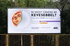 Csonka pizzával hirdeti az európai liberális pártcsalád, hogy a magyar átlagbér töredéke a nyugat-európainak