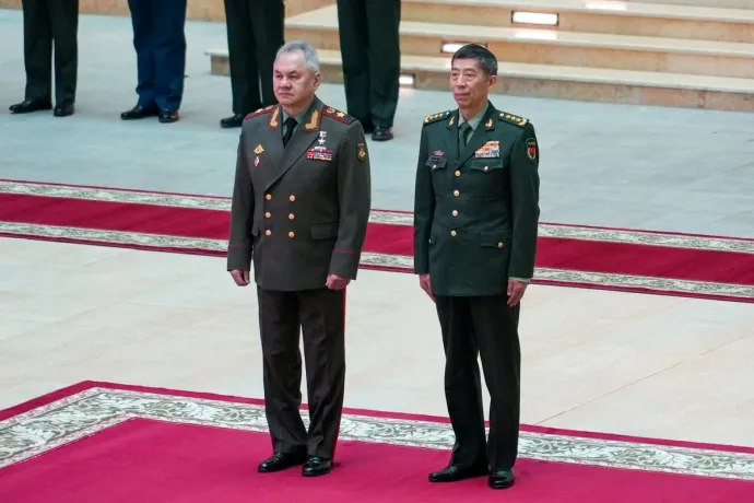 Szergej Sojgu orosz védelmi miniszter és Li Sang-fu kínai védelmi miniszter találkozója Moszkvában 2023. április 18-án – Fotó: Orosz Védelmi Minisztérium / Reuters