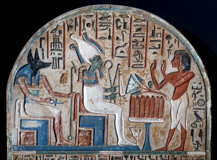 Kékkel festett egyiptomi hieroglifák – Fotó: Luisa Ricciarini / Leemage / AFP