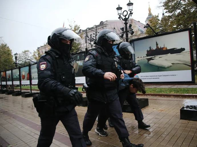 Rohamrendőrök egy tiltakozót vesznek őrizetbe 2022. szeptember 24-én egy háborúellenes tüntetésen Moszkvában. Aznap országszerte 700 tüntetőt tartóztattak le – Fotó: Contributor / Getty Images
