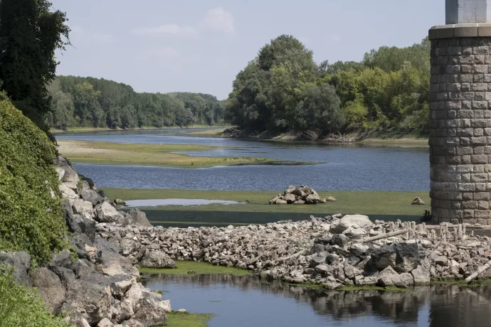 Rekord alacsony vízállás a Dunán Giurgiunál 2022. augusztus 20-án. A folyó romániai szakaszán korlátozták a kereskedelmi és turisztikai hajózást – Fotó: Alexandra Radu / Anadolu Agency / AFP
