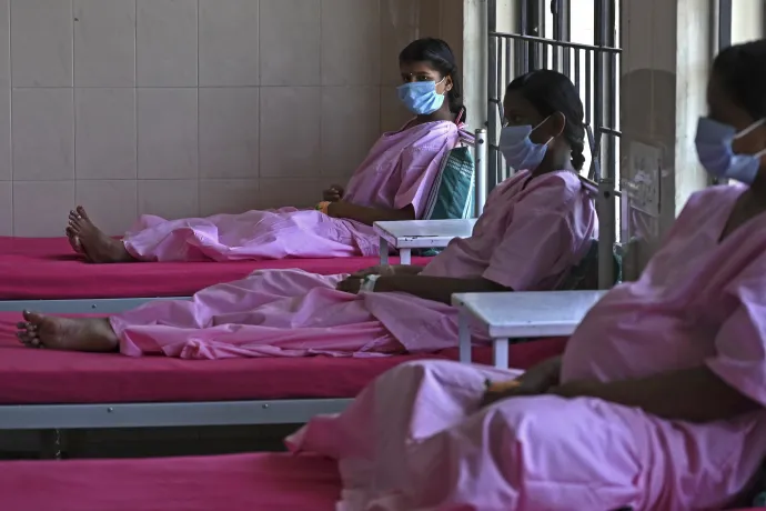 Terhes nők várakoznak a koronavírus elleni védőoltásra egy csennai állami kórházban, India, 2021. július 5. – Fotó: Arun Sankar / AFP