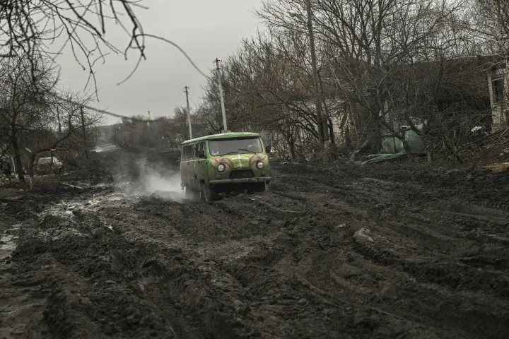Egy ukrán furgon próbál átvágni a felázott utcán egy Bahmut közelében fekvő faluban 2023. március 9-én – Fotó: Aris Messinis / AFP