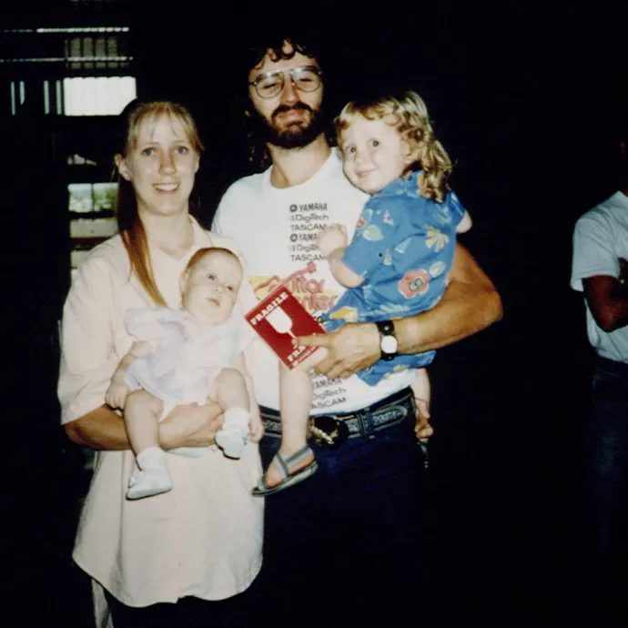 Rachel Koresh, a férje, David Koresh és gyerekeik, Star és Cyrus a Honolulu nemzetközi reptéren 1987 júliusában – Fotó: Elizabeth Baranyai / Sygma / Getty Images