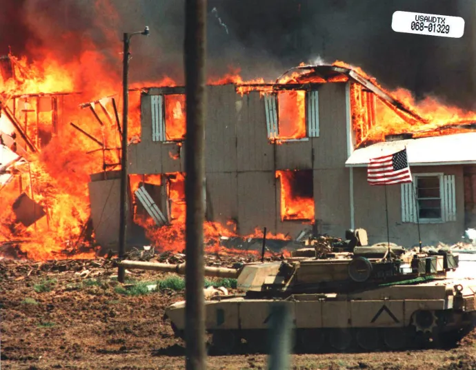 Az ostromot vezető Dick Rogers egy Abrams harckocsiból figyeli az égő épületeket – Fotó: United States Government / Texas Ranger Evidence Locker / Wikipedia