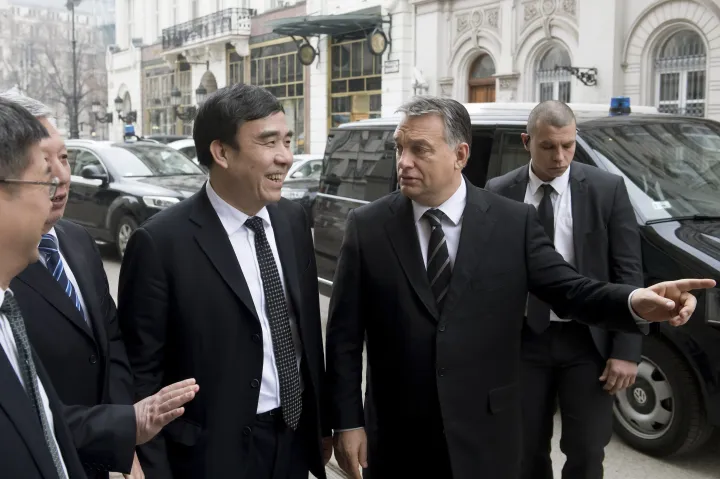 Tien Kuo-li, a Bank of China korábbi elnöke fogadja Orbán Viktor miniszterelnököt a bank budapesti székháza előtt 2017. január 23-án – Fotó: Koszticsák Szilárd / MTI