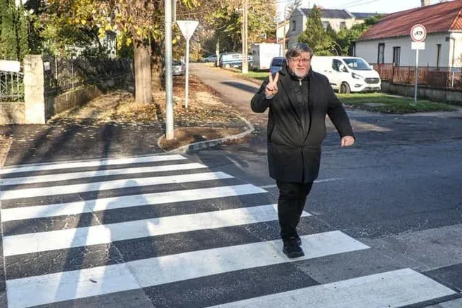 Az első képen az engedély nélkül felfestett gyalogátkelőhely típusú útburkolati jel, a másodikon az egy évvel később szabályosan is elkészült zebra – Fotó: Police; Dézsi Csaba András / Facebook