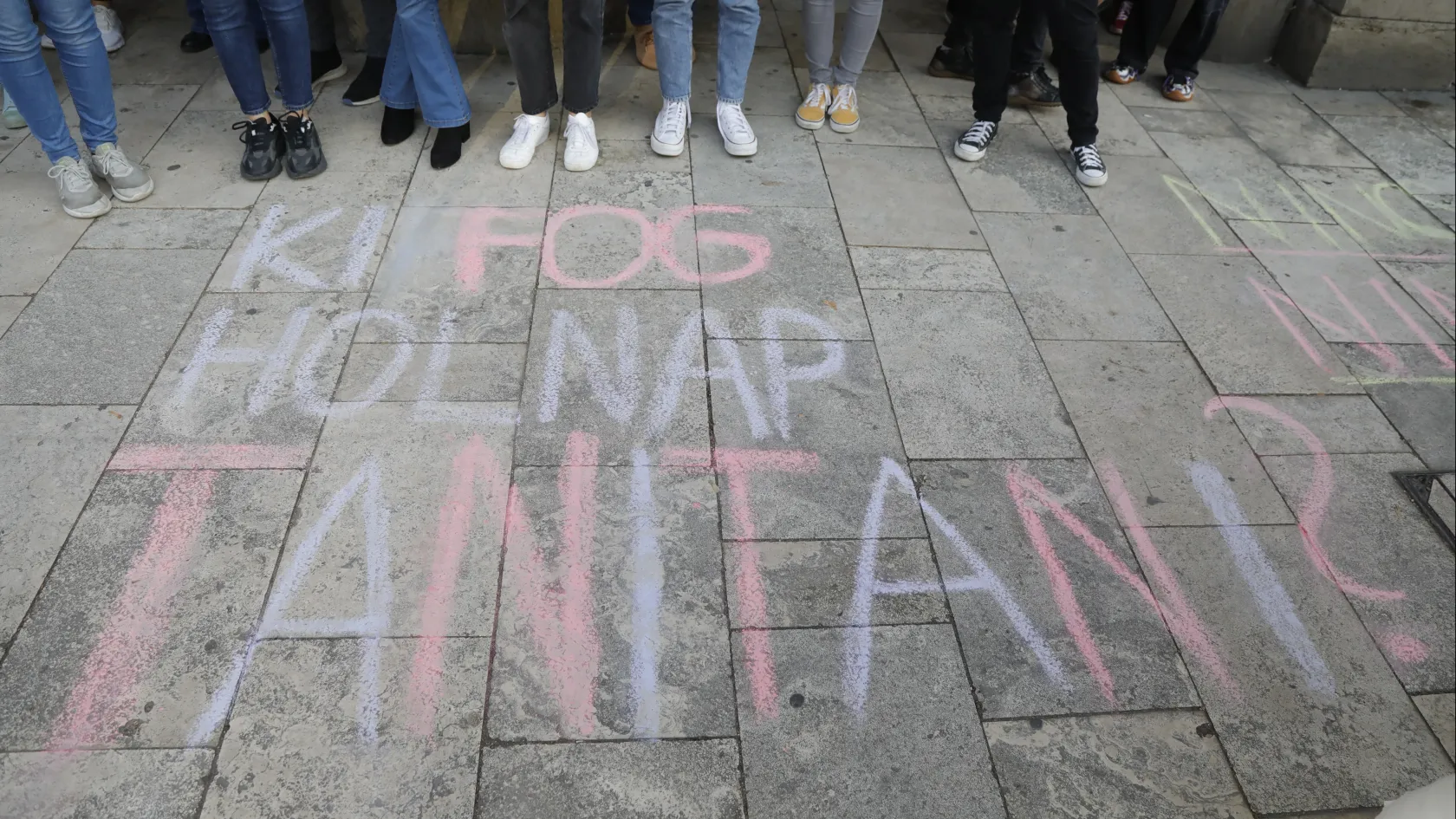 Minisztériumi fizetésekhez kötné a tanári béreket az MSZP
