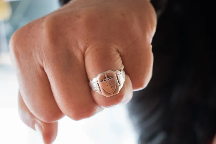 Kicsid Gábor apjától kapott honvédi gyűrűje – Fotó: Tőkés Hunor / Transtelex
