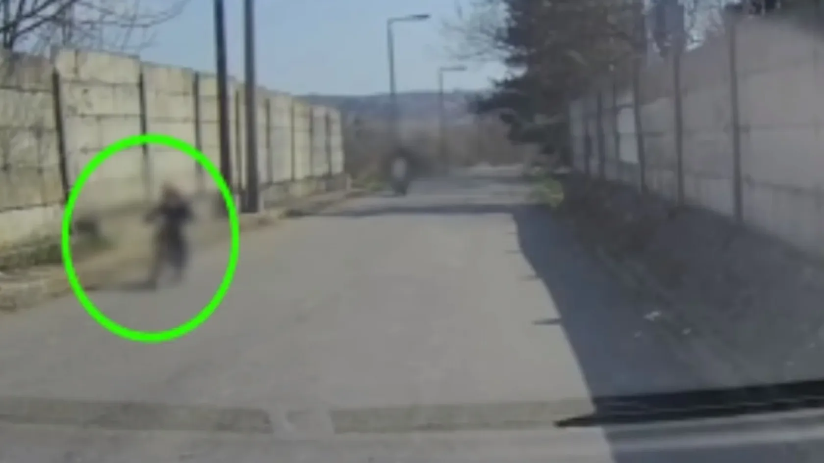 Engedte motorozni közúton négyéves fiát egy apa Egerben, felfüggesztést kapott