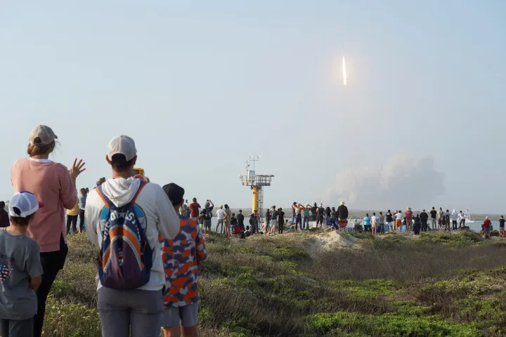 A SpaceX Starship űrhajója a vállalat Boca Chica indítóállásáról egy rövid, személyzet nélküli tesztrepülésre a texasi Brownsville közelében, az Egyesült Államokban 2023. április 20-án – Fotó: Go Nakamura / Reuters