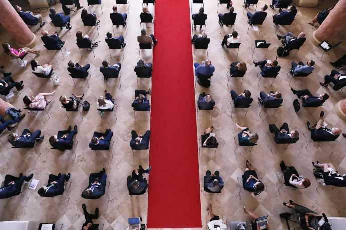 Gyorstalpalón képez diplomatákat a kormány?