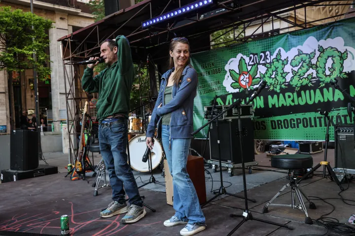 Kovács Gergely és Döme Zsuzsanna a színpadon – Fotó: Huszti István / Telex
