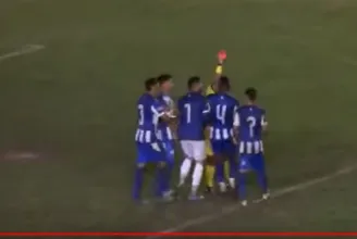 Négy piros lap és negyedóra kényszerszünet után félbeszakadt egy brazil futballmeccs