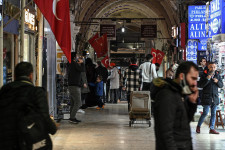 „Bármit is csinálsz, próbáld elkerülni, hogy török lírát kelljen venned. Még a feta sajt is jobb befektetés!”