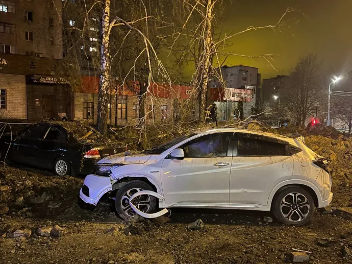 Megsérült autók és egy, a robbanás okozta kráter – Fotó: Belgorod regionális önkormányzata / AFP 