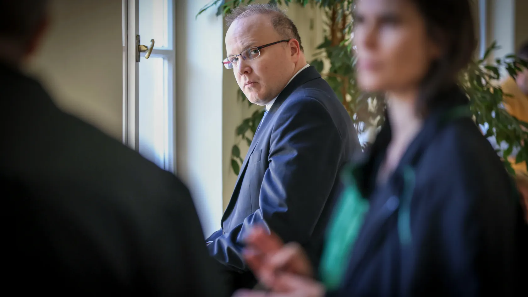 Tagadta bűnösségét a 2,2 milliárd forint hűtlen kezeléssel vádolt volt helyettes államtitkár