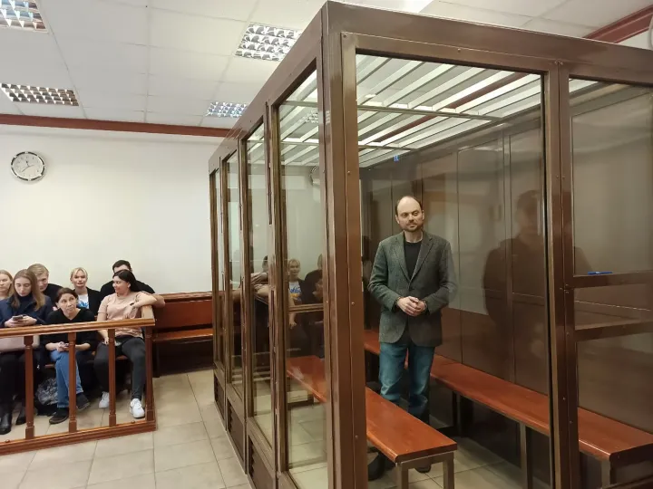 Vlagyimir Kara-Murza áll a vádlottak ketrecében az ítélethirdetés közben a moszkvai városi bíróságon Moszkvában 2023. április 17-én – Moszkvai Városi Bíróság sajtószolgálata / AFP