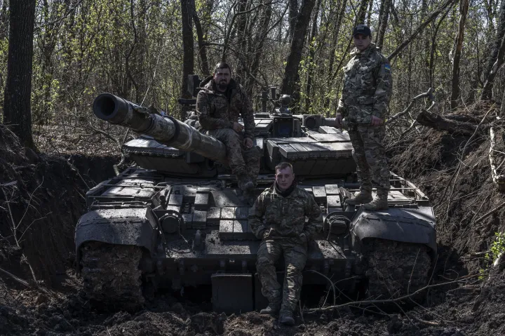 Ukrán katonák egy fedezékbe beásott tanknál Avgyijivka közelében 2023. április 17-én – Fotó: Muhammed Enes Yildirim / Anadolu Agency / AFP