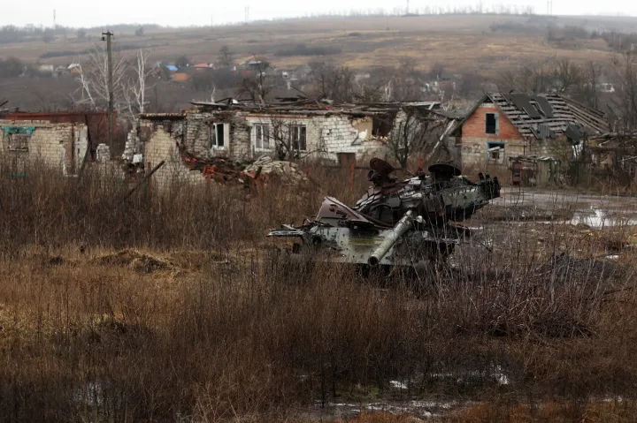 A korábbi harcokban megsemmisült orosz tank az ukrán Harkivi területen 2023 februárjában – Fotó: Anatolii Stepanov / AFP