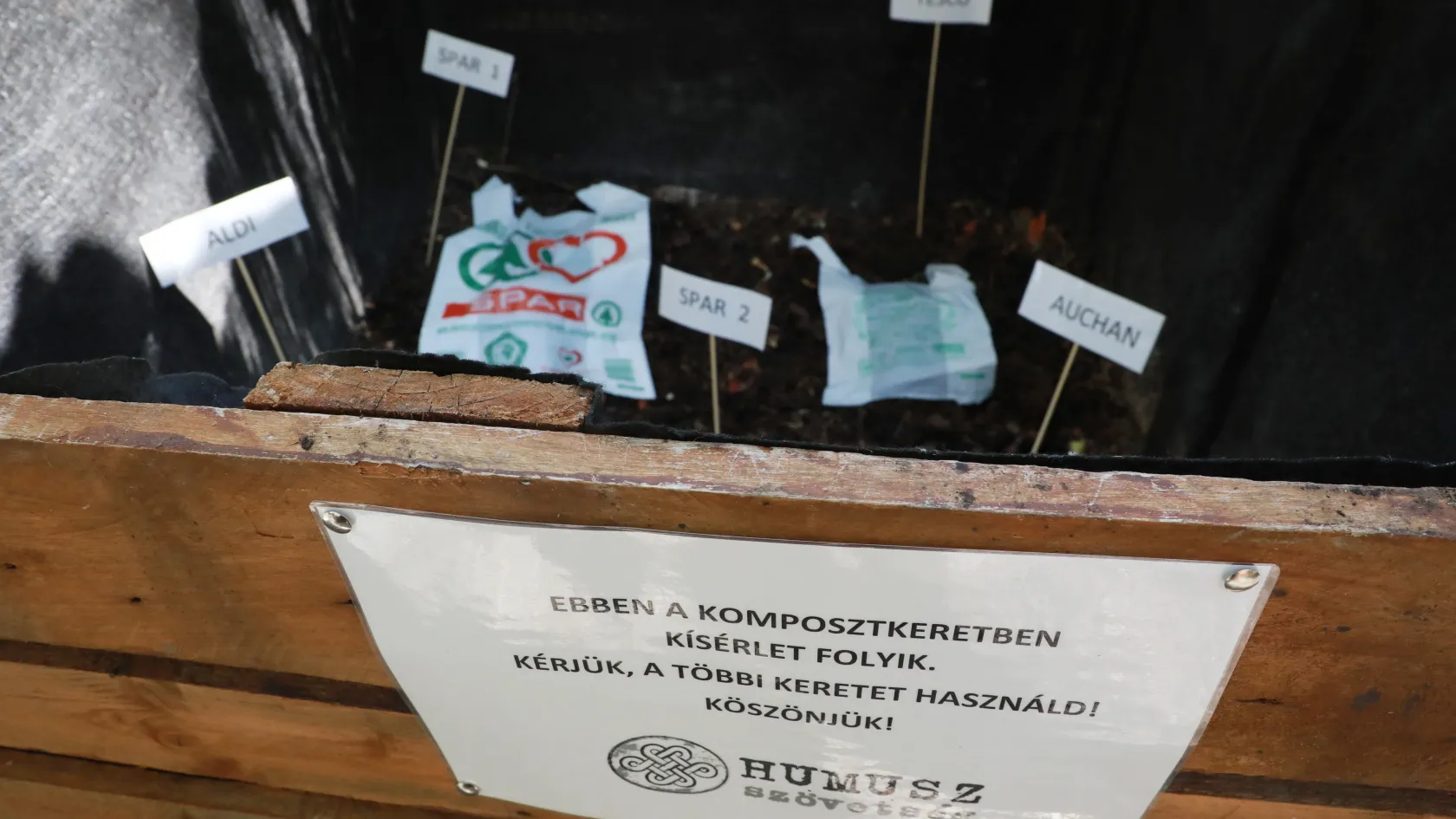 Kísérlet indult: vizsgálják, tényleg lebomlik-e a lebomló bevásárlószatyor