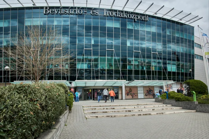 Tömegverekedés tört ki a Lurdy Házban