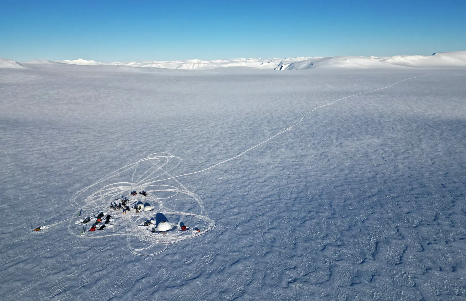 A Jégemlékezet Alapítvány fúrási helyszíne a Holtedahlfonna jégmezőn – Fotó: Lisi Niesner / Reuters