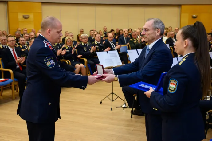 Kitüntették a tűzoltót, aki törött szegycsonttal mentett ki egy sérültet az égő autójából