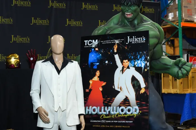 Negyedmillió dollárért belebújhat John Travolta ikonikus öltönyébe
