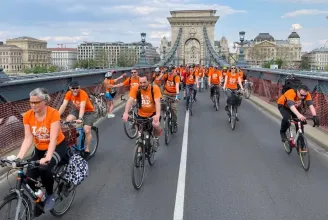Sok ezer bringás tekert Budapesten az autómentes, átjárható Lánchídért